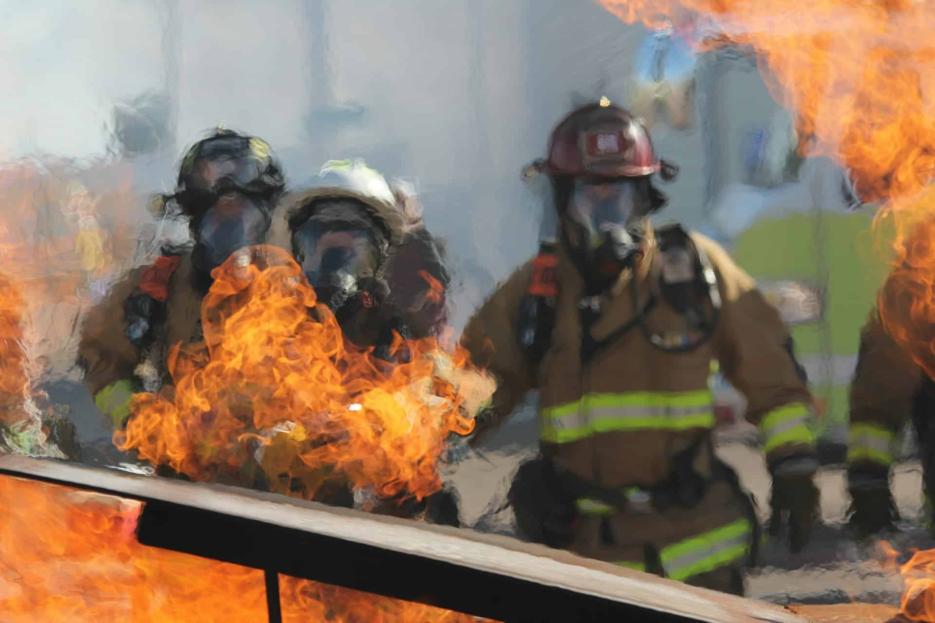 Feuerwehr beim Löschen eines Brandes – danach beginnt die Brandschadensanierung
