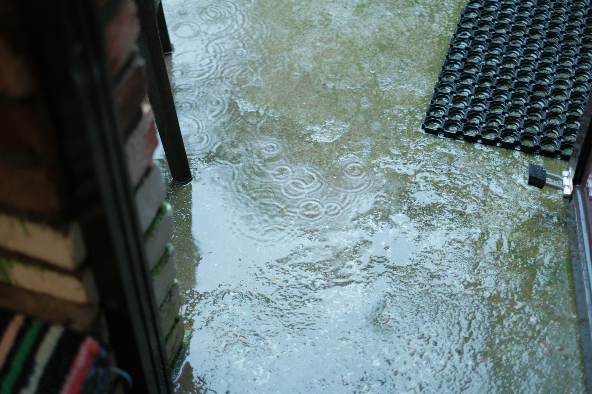 Wasserschaden: Wasser steht auf dem Boden einer Wohnung